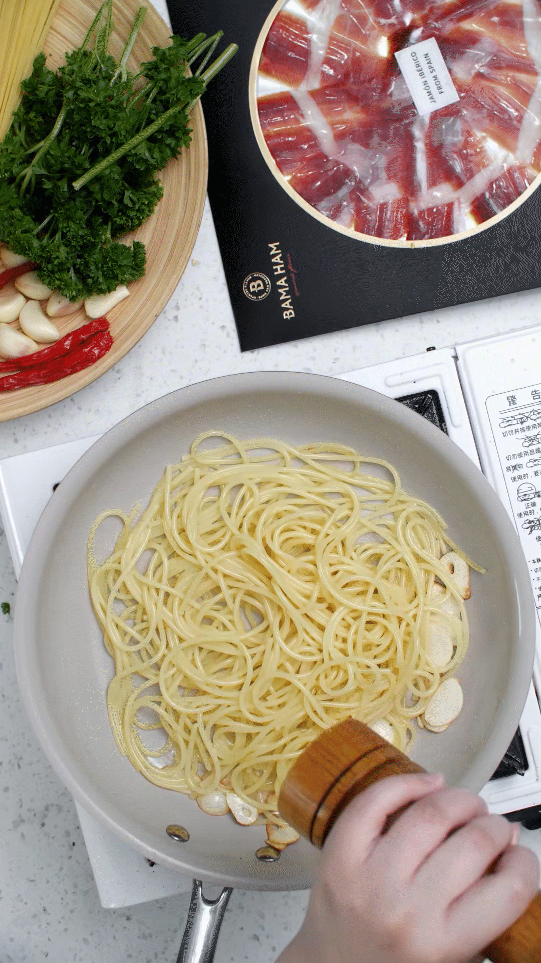 起鍋燒水，水開(kāi)加入1勺橄欖油和1勺鹽，煮開(kāi)后放入意面，水再次煮開(kāi)后轉(zhuǎn)中小火，5號(hào)面約8-10分鐘
