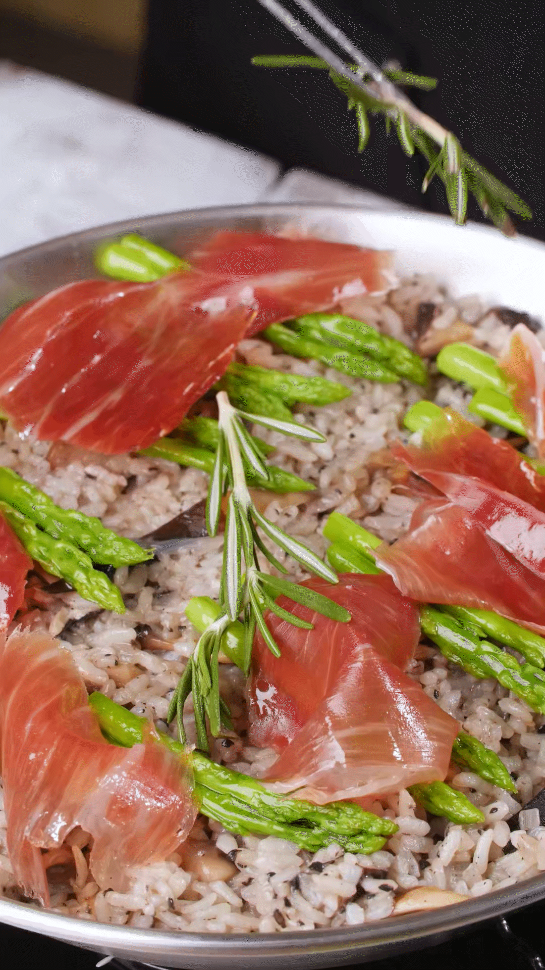 放上巴瑪火腿和蘆筍、點(diǎn)綴迷迭香、三色堇