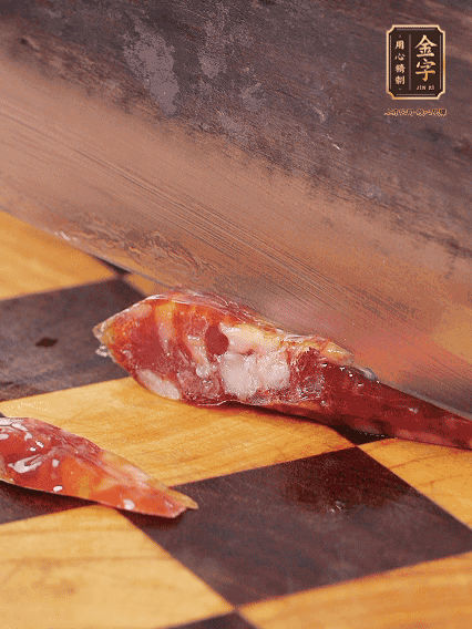 金字金華香腸切片，調(diào)制煲仔飯料汁：生抽2勺+蠔油1勺+1勺芝麻油+半勺糖