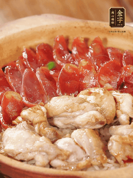 蓋蓋小火燜，沿鍋邊淋一圈油，轉(zhuǎn)動砂鍋燜4分鐘