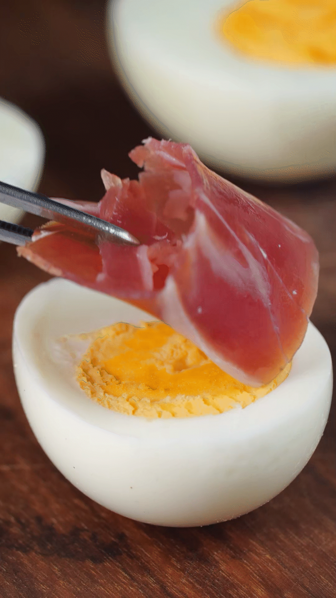 撈出過冷水，去殼后對半切開