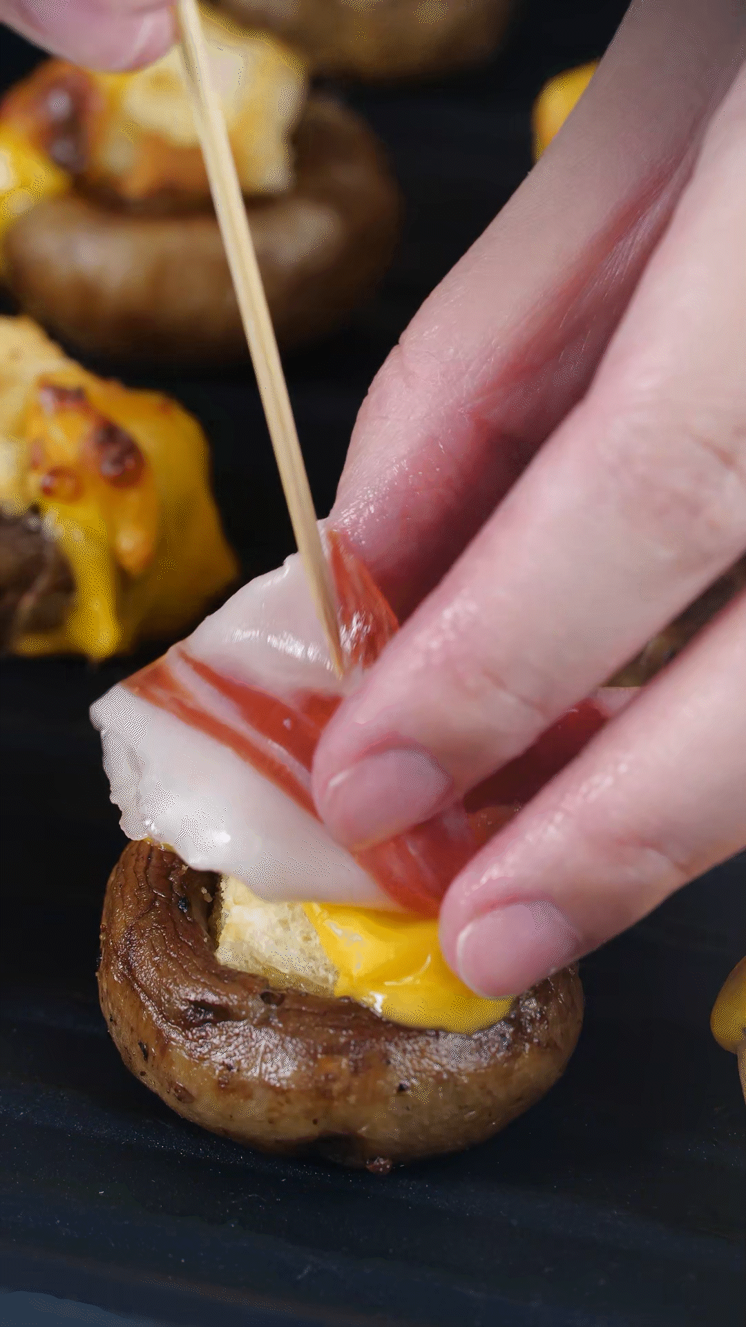 將火腿卷一卷，放在最頂部，插上竹簽