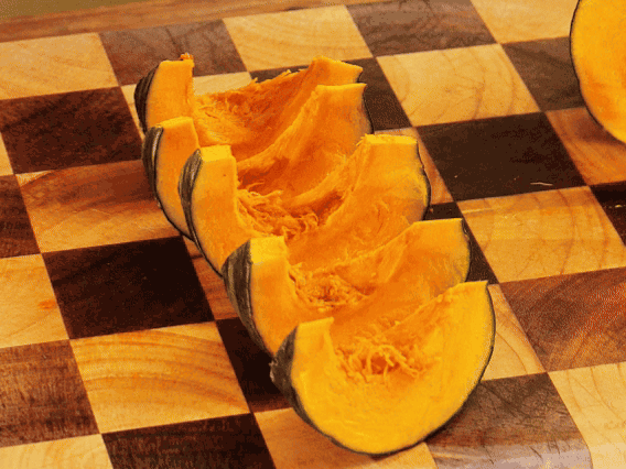 貝貝南瓜去瓤切小塊；干香菇熱水泡發(fā)，切條