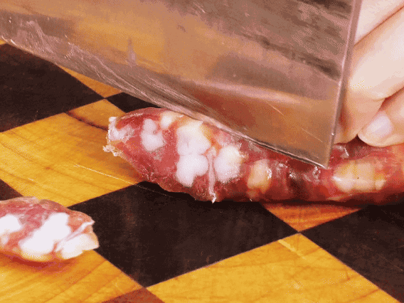 香腸少油煸出香味，下南瓜、板栗、香菇翻炒。2勺生抽、1勺老抽、1勺蠔油、1勺鹽、半勺糖調味