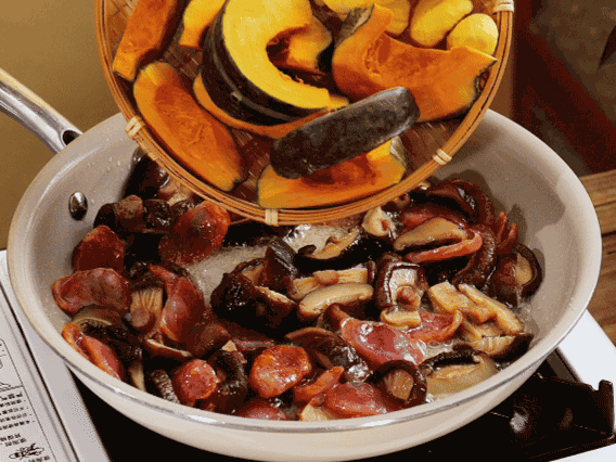 清洗好的大米放入電飯鍋，加裹滿醬汁的食材，再加剛好沒過食材的水，攪拌一下