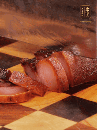 金字醬肉，煮熟切條；蓮藕去皮，切成條狀，焯水2分鐘