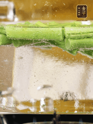 豆角切成段，加油焯水1分鐘