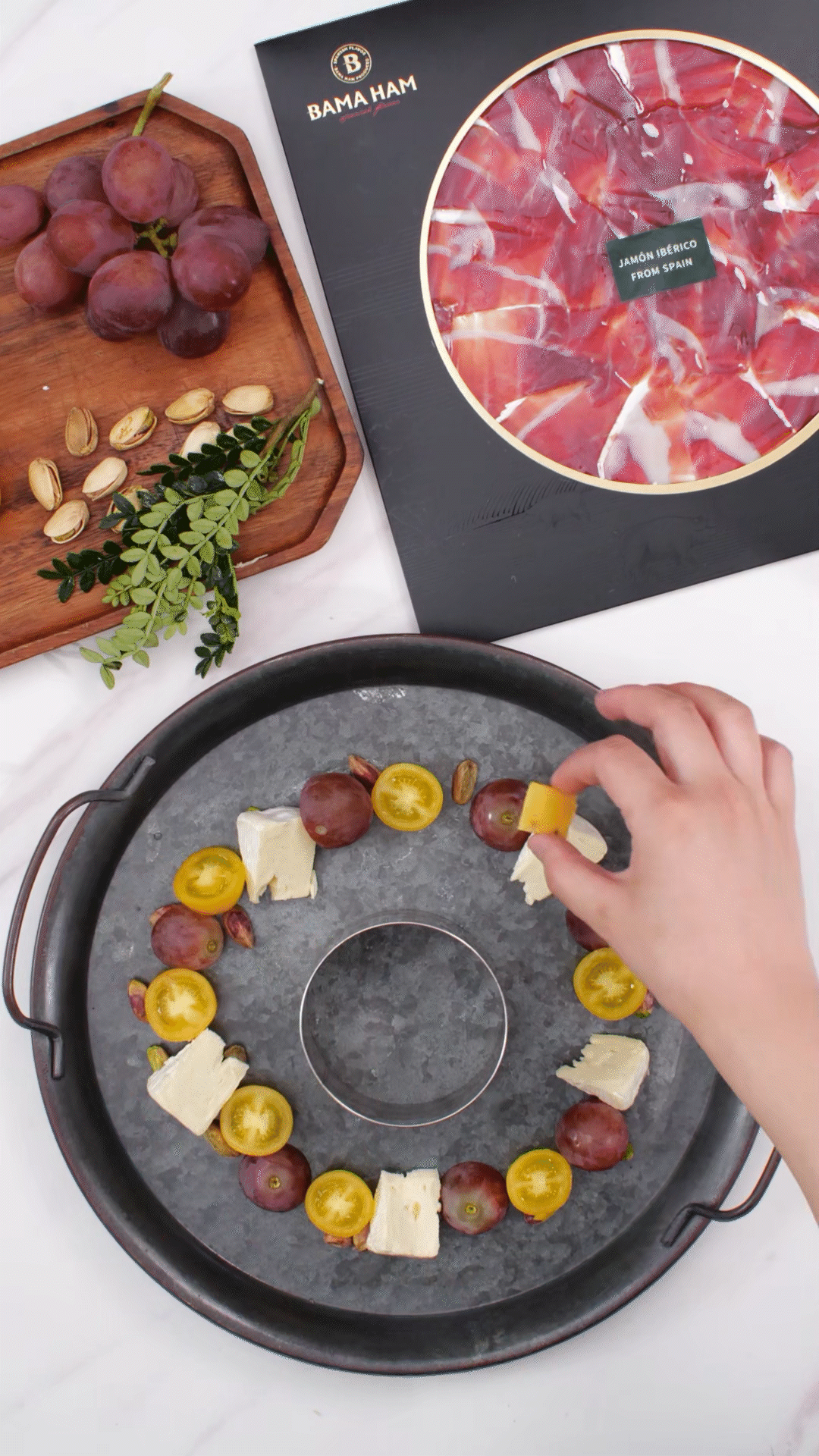 準(zhǔn)備一個大盤子，中間放上模具（或是一個空碗）預(yù)留空位，沿著磨具把食材擺盤成花環(huán)裝