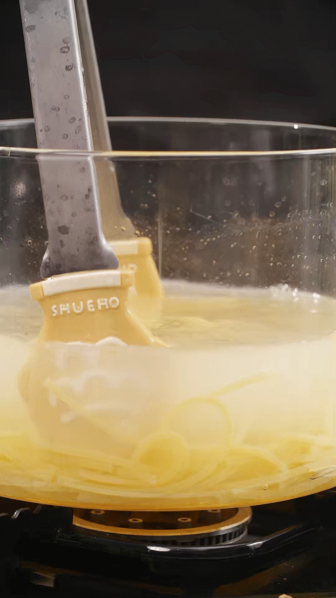 將意面煮熟，到自己喜歡的熟度。撈出過冷水，瀝干
