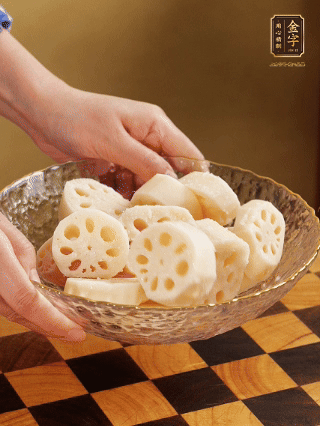 蓮藕洗凈削皮，切大塊，用鹽、糖腌制30分鐘。