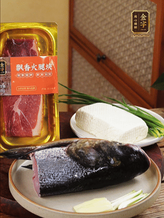 花鰱魚頭處理干凈（刮黑膜、除貼骨血、拔魚牙、剪魚鰭、刮凈魚肉表面雜質(zhì)），從中間劈開成兩半，擦干水分