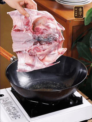 鍋里油燒熱（一半豬油、一半玉米油），放入魚頭，把魚頭煎至少兩面金黃