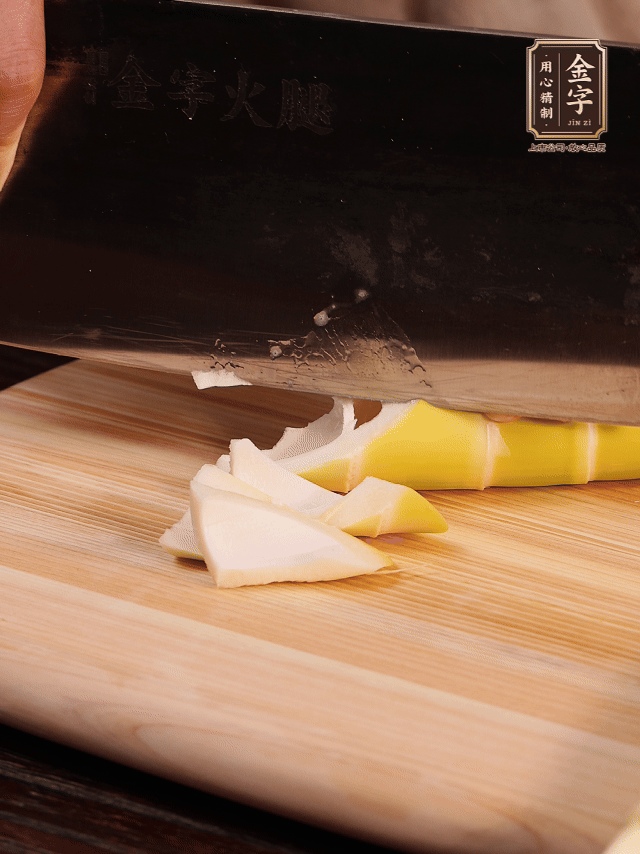 春筍去筍衣切滾刀塊；萵筍去皮切滾刀塊；春筍、百葉結(jié)焯水2分鐘。