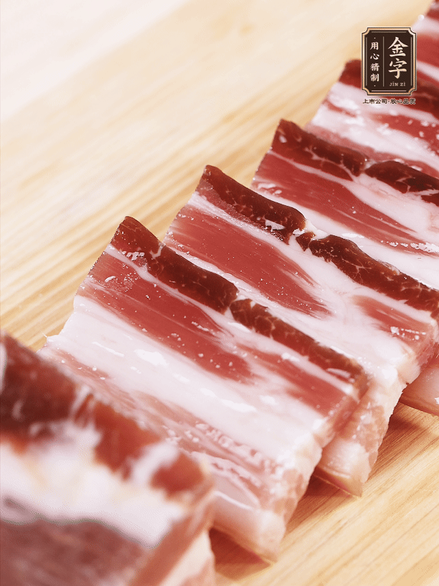 金字淡咸肉切厚片；金字淡咸肉、仔排加蔥姜、料酒焯水3分鐘，溫水洗凈。