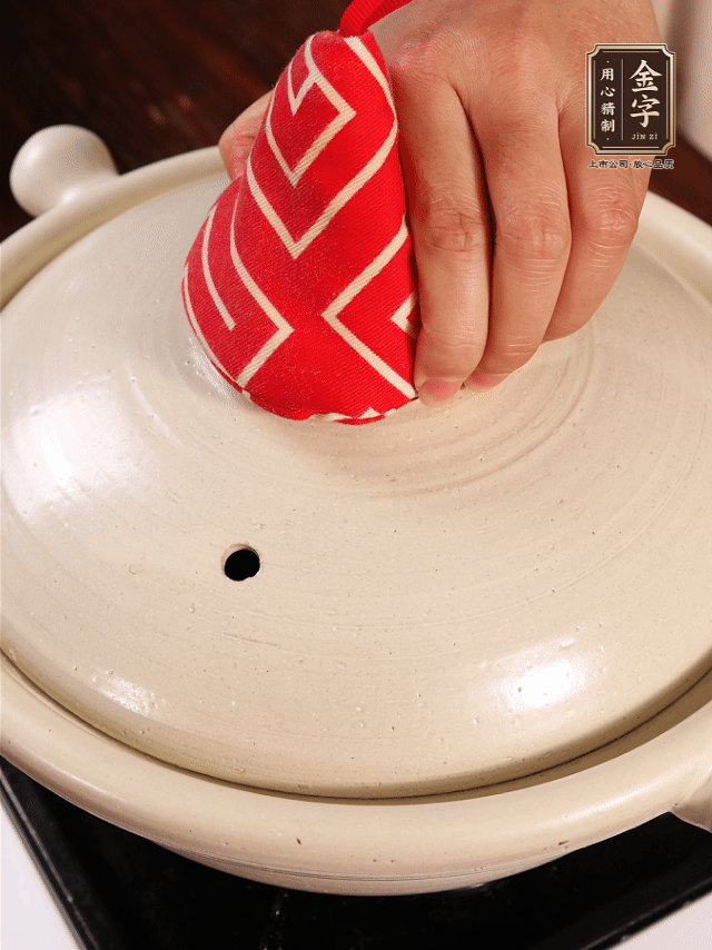 加開水燉煮，水沸后轉小火40分鐘。