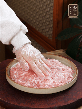 依次鋪肉末，碼入雞蛋豆腐，再鋪上金字香腸。