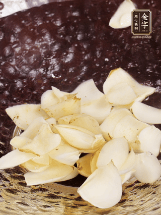 大蒜、生姜、紅蔥頭處理成粒。青辣椒切碎