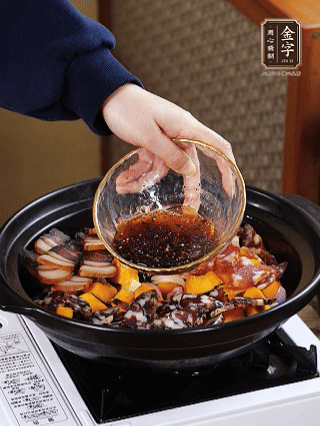 姜、蒜、蔥頭粒煎香，倒入南瓜，煎至兩面焦香