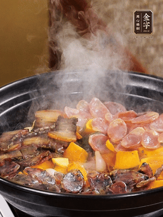 關(guān)火鋪上土香腸、梅干菜香腸、醬肉，加生抽、清水、黑胡椒粉調(diào)成的料汁，中火焗5分鐘