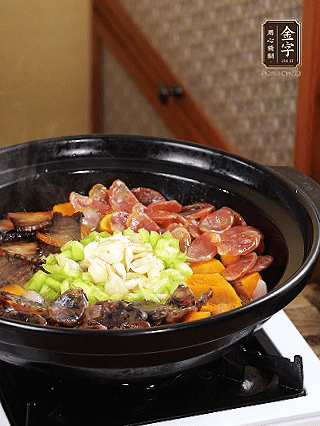 中間放入百合，圍一圈青椒碎，小火再焗2分鐘