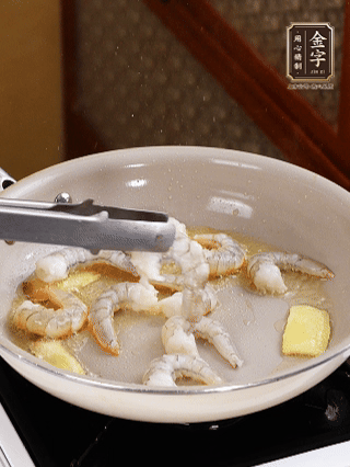 秘制煲仔飯醬油：2勺蒸魚豉油、半小勺糖、1大勺清水?dāng)嚢杈鶆蛑?分鐘